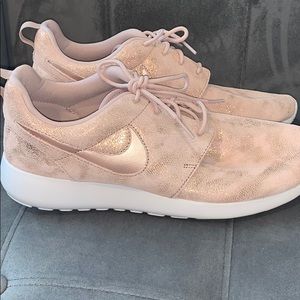 BRAND NEW nike women’s roshe premium metallic